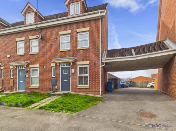3 Bedroom End-Terraced House with Parking