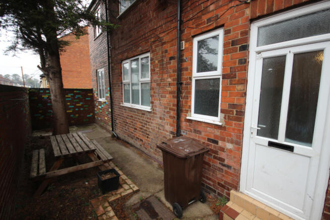 Two Bed Apartment to Let with Private Parking