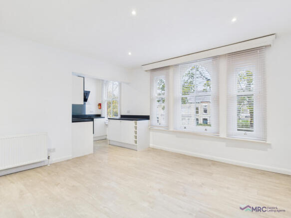 Modern First Floor Apartment with Parking