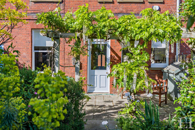 8647635-exteriorW...