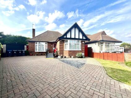 Elmcroft Close, Chessington, Surrey. KT9 1DX