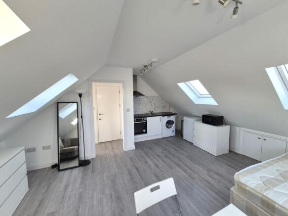 Modern, spacious studio flat in Hendon central