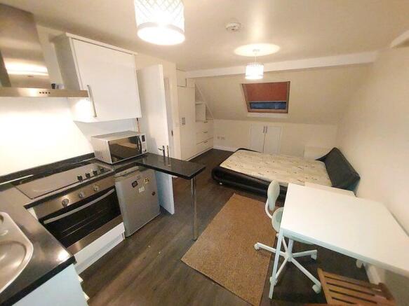 Studio flat in Hendon central. All bills included