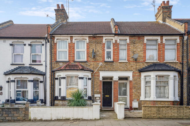 Chain-free two-bedroom ground floor flat with a p