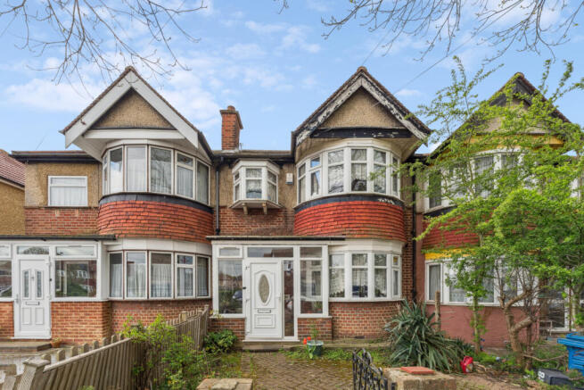 Three Bedroom Terraced House in Rayners Lane