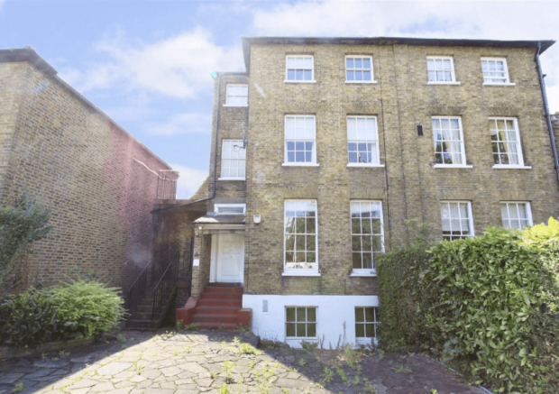 A spacious one bedroom first floor flat in uxbrid