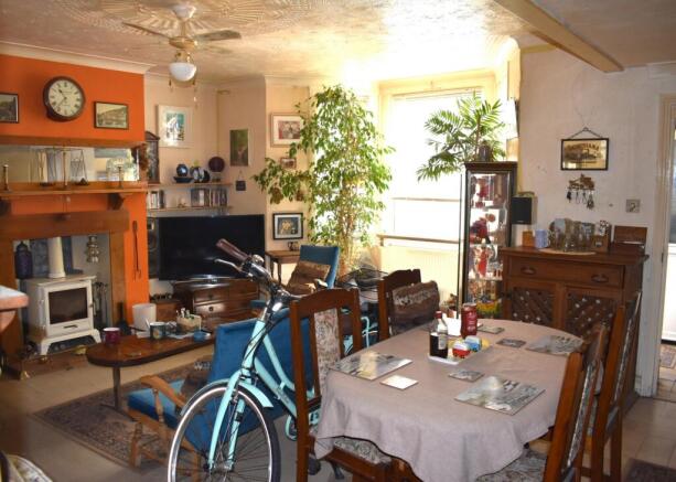 LOUNGE/DINING
