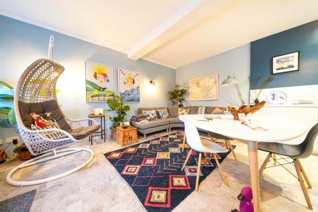 Lounge1.jpg