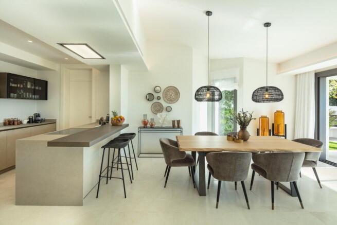 Kitchen & Dining