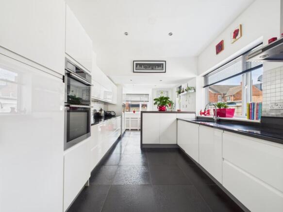 CAM02195G0-PR0083-STILL031