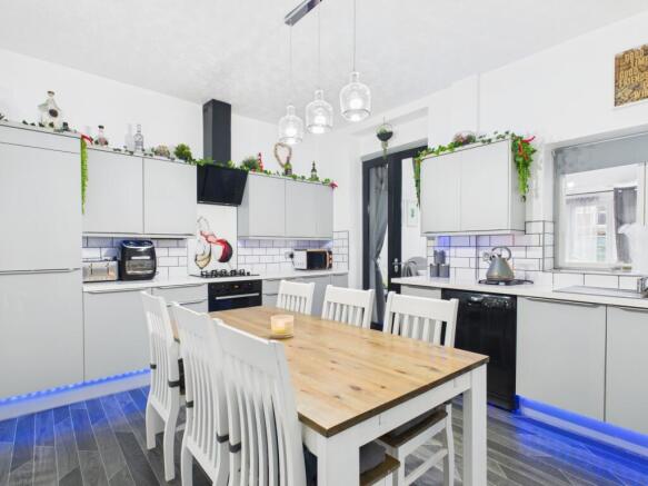 CAM03729G0-PR0174-STILL003