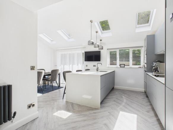 CAM03729G0-PR0090-STILL007