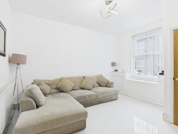 CAM03729G0-PR0170-STILL001