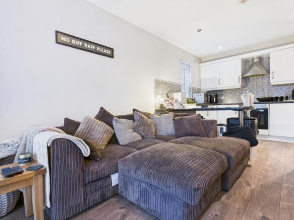 CAM03729G0-PR0187-STILL008