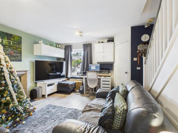 CAM03729G0-PR0195-STILL030