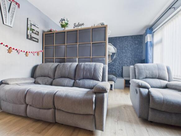 CAM03729G0-PR0198-STILL004