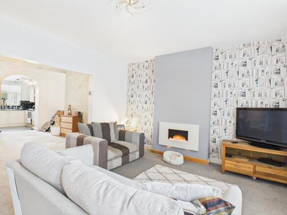 CAM03729G0-PR0203-STILL018