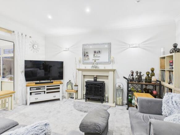 CAM03729G0-PR0219-STILL014