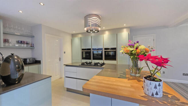 Living/Breakfast Kitchen