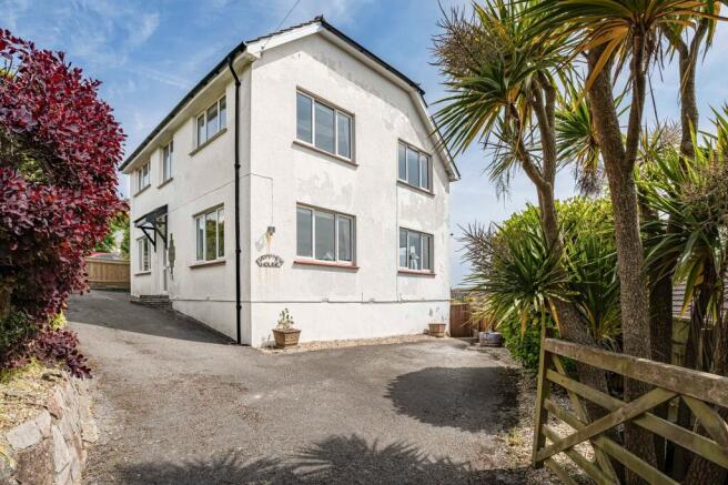 Front entrance into drive