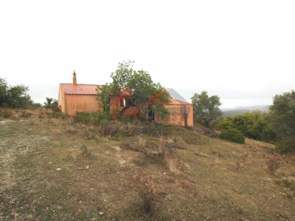 Land with ruin - Santa Barbara de Nexe