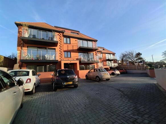 Goldstone Crescent 7  (14).jpg