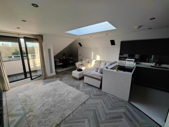 Goldstone Crescent 7  (10).jpg