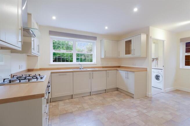 4-bed-house-redgrove-park (7).jpg