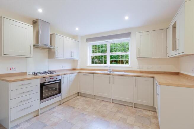 4-bed-house-redgrove-park (8).jpg
