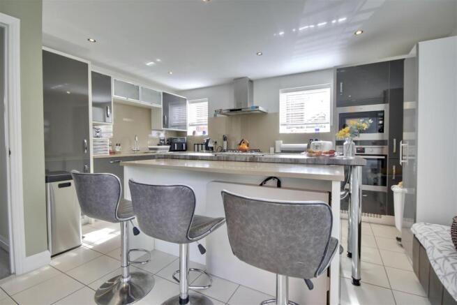 KITCHEN/BREAKFAST ROOM