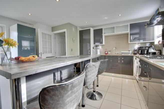 KITCHEN/BREAKFAST ROOM