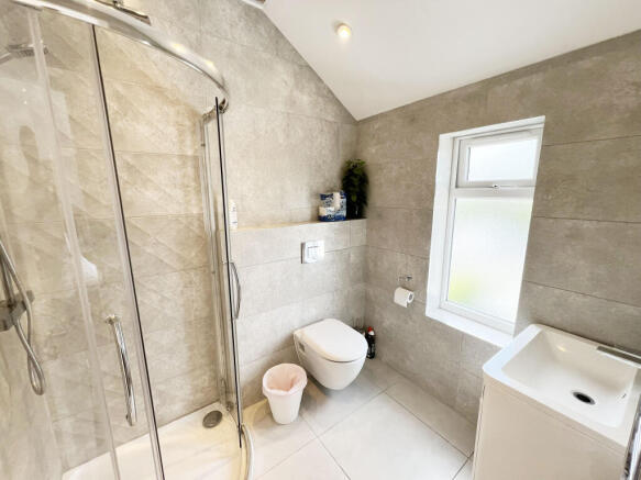 Room 3 En-suite.JPEG