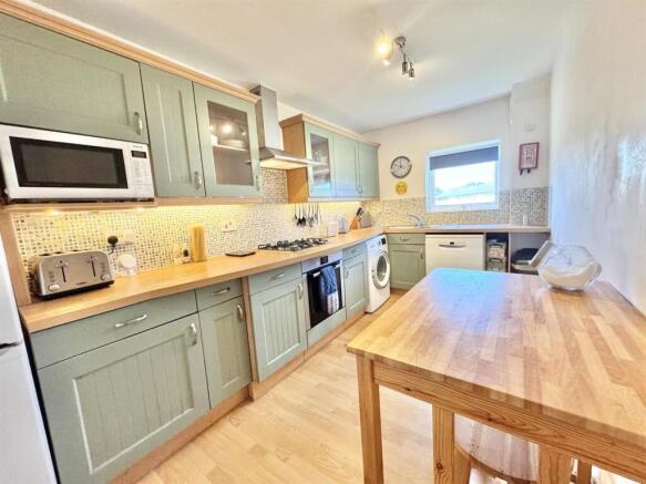 KITCHEN/BREAKFAST
