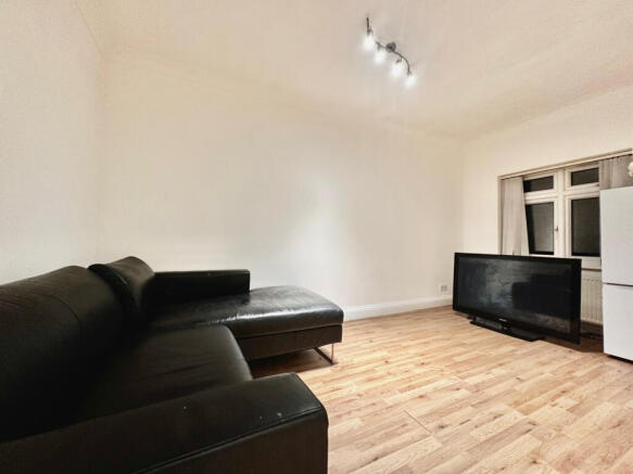 Spacious 3-Bedroom First-Floor Flat to Let on Flo