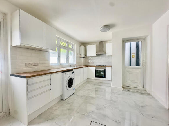 3 Bedrooms Flat to rent in Tooting.