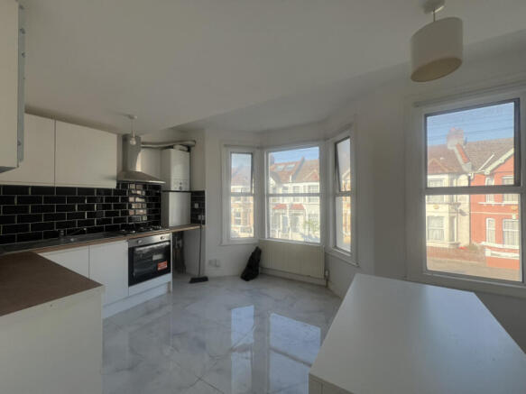 Fully Renovated 4 Bedroom Split-Level Flat in Too