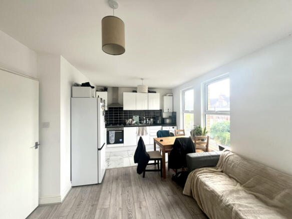 4 Bedrooms Flat to rent in Tooting Bec