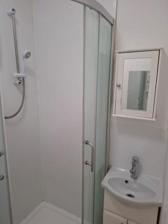 Bedsit available to rent in Thornton Heat