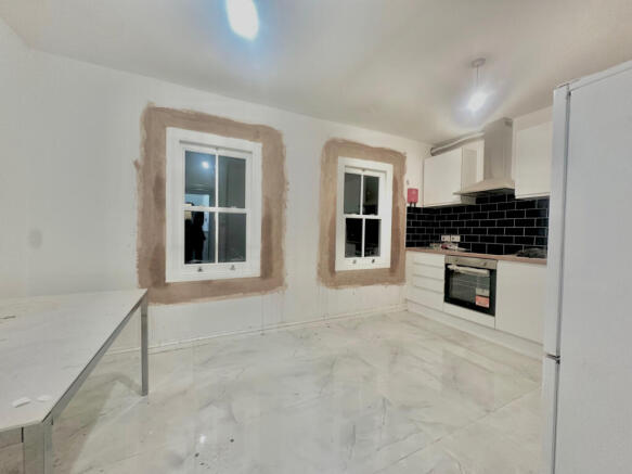 2 Bedrooms First-Floor Flat to rent in Battersea,
