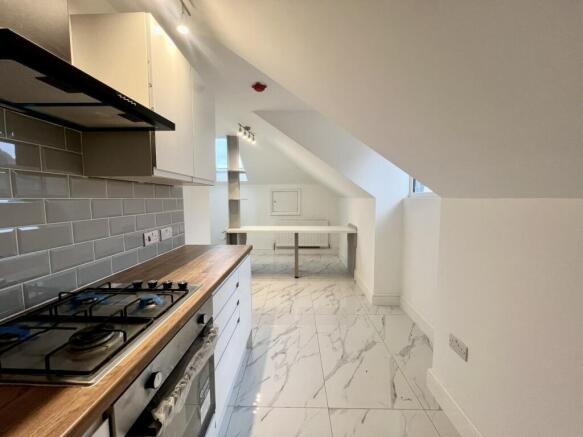3 Bedrooms Flat to rent in Tooting