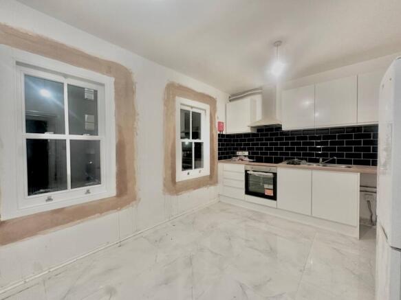 2 Bedrooms First-Floor Flat to rent in Battersea,