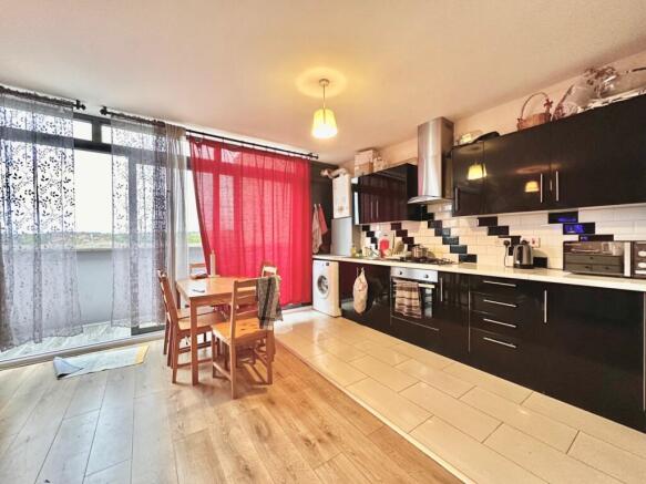 Spacious Three-Bedroom Flat ¿ Caxton Road, Wimb