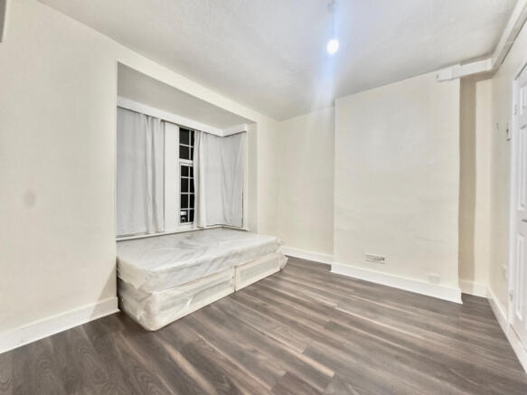 Specious studio flat to rent on Fernlea Road, Mit