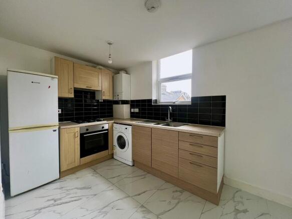 Three Bedrooms-Flat to rent on Amersham Road, Lew