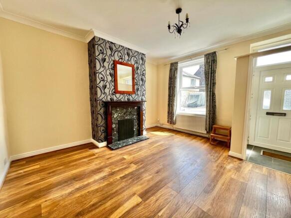 2 bed maisonette to rent Godstone Rd, London RH9