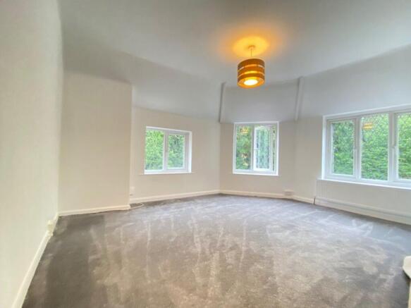2 bed flat to rent Chipstead Station Parade, Coul