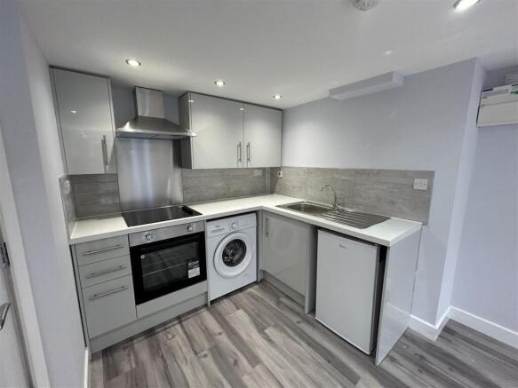 2 bed flat to rent Stagbury Ave, London CR5