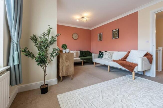 5 bed detached house to rent Whitebeam Cl, London