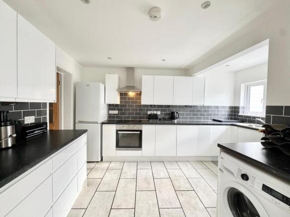 4 bed flat to rent Chipstead Valley Rd, London CR