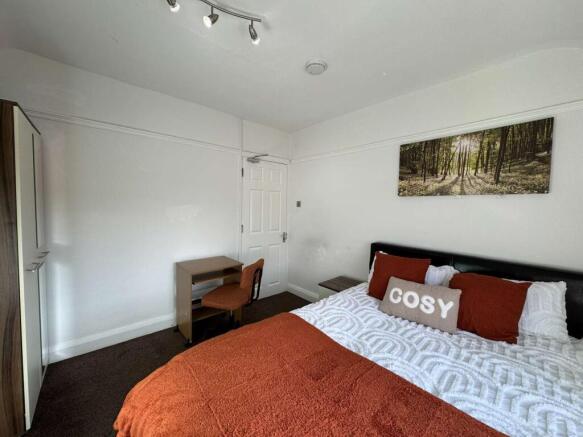 12 Benson Road Room 6 4.jpeg